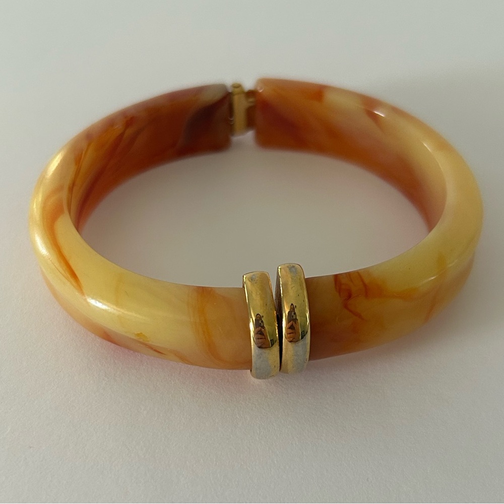 Avon (1981) Vintage Peach/Amber Marbled Bangle Hinged Cuff Bracelet - Picture 2 of 13